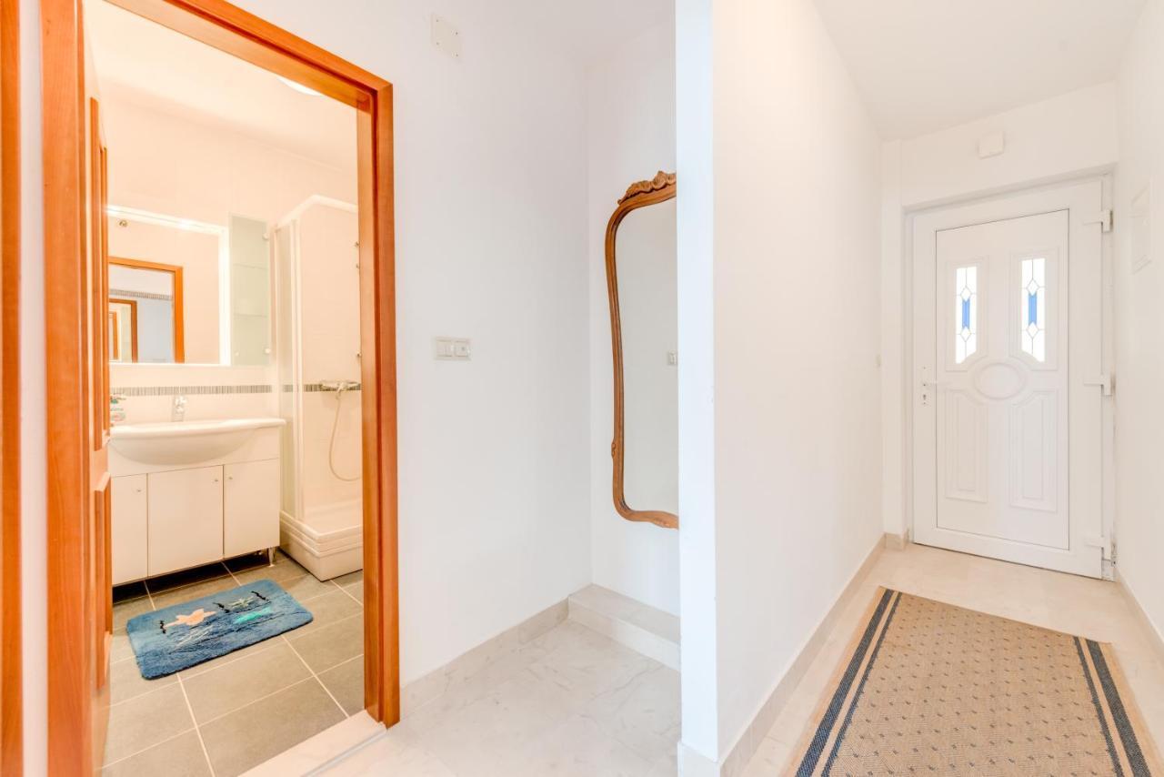 Apartmani Mirta Omis A Exteriör bild
