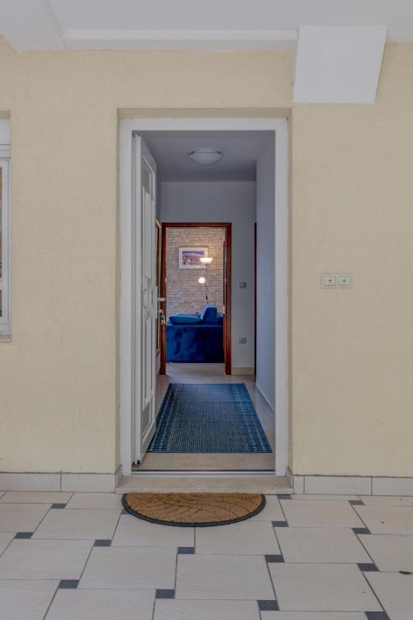 Apartmani Mirta Omis A Exteriör bild